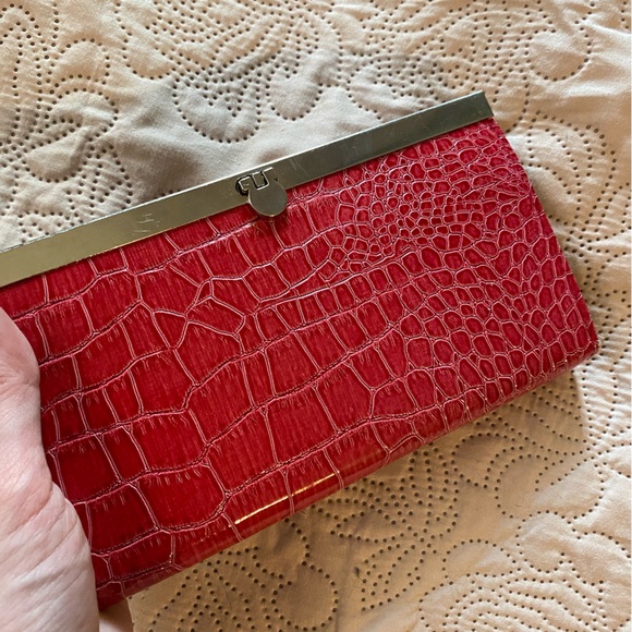 Red faux crocodile leather clutch - Picture 9 of 13